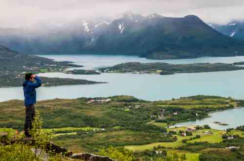 Un jeune observe un beau paysage