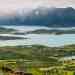Un jeune observe un beau paysage