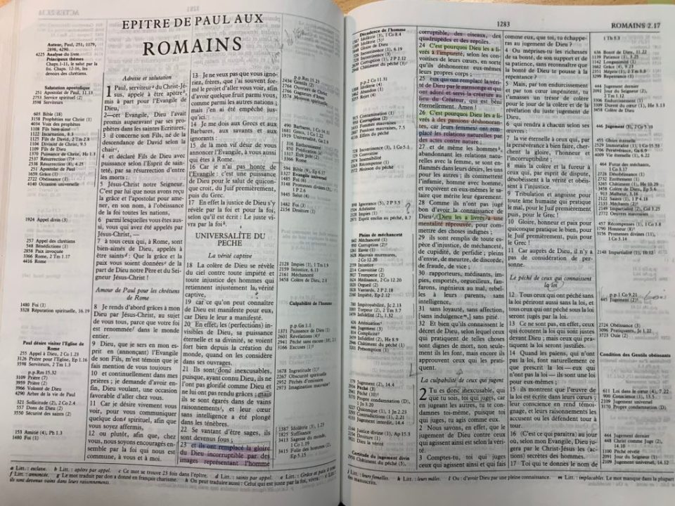 Bible Thompson avec traduction de la Colombe, ouverte au début de l'épître aux Romains
