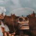 pinocchio dans une vitrine avec une tête de mort à côté