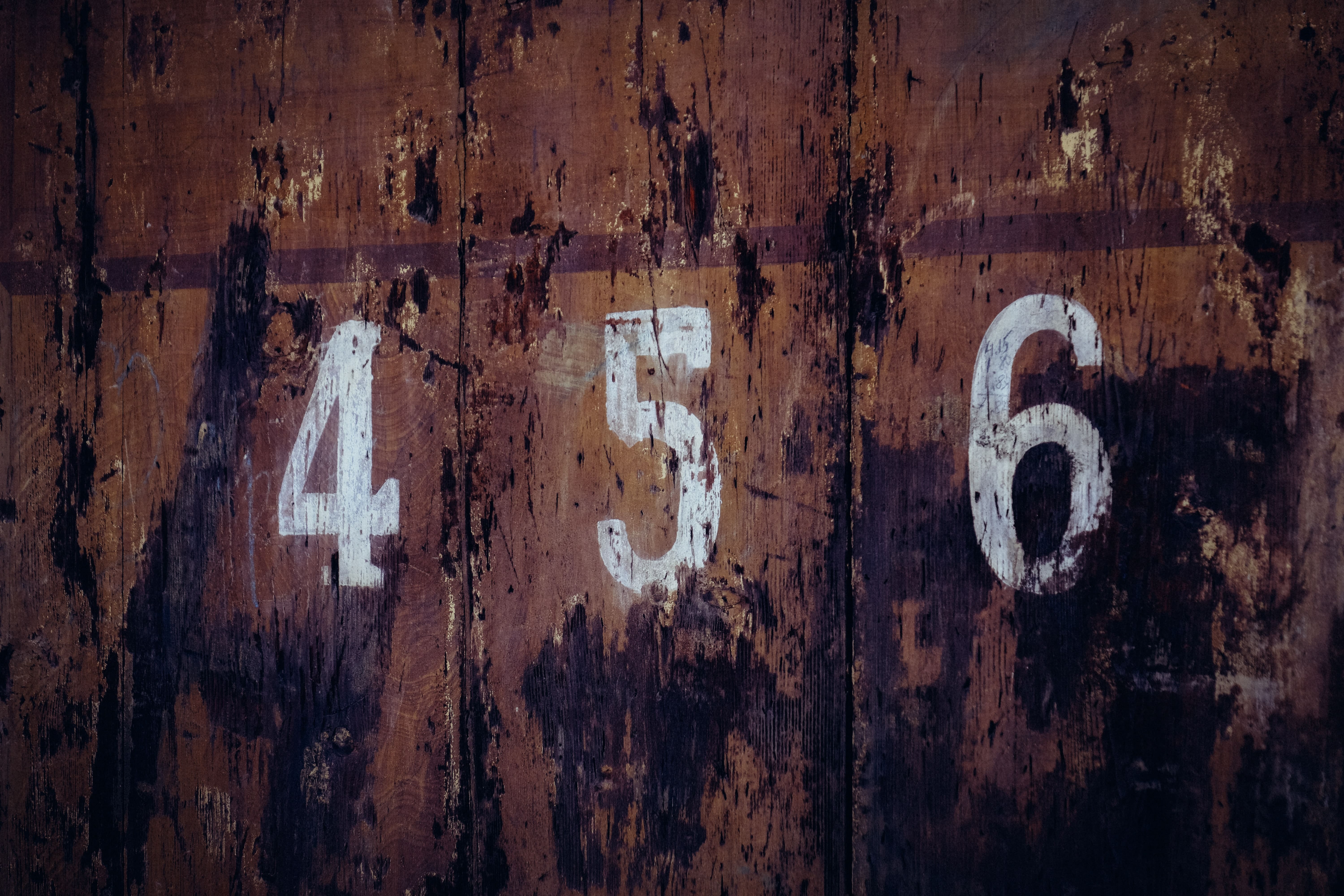 Numéros peints sur un mur