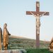 Statues de femmes au pied de la croix