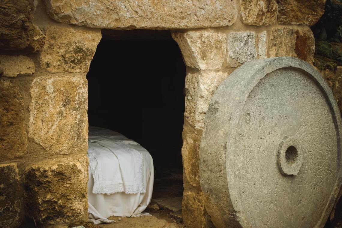 photographie d'un tombeau vide avec des draps pliés