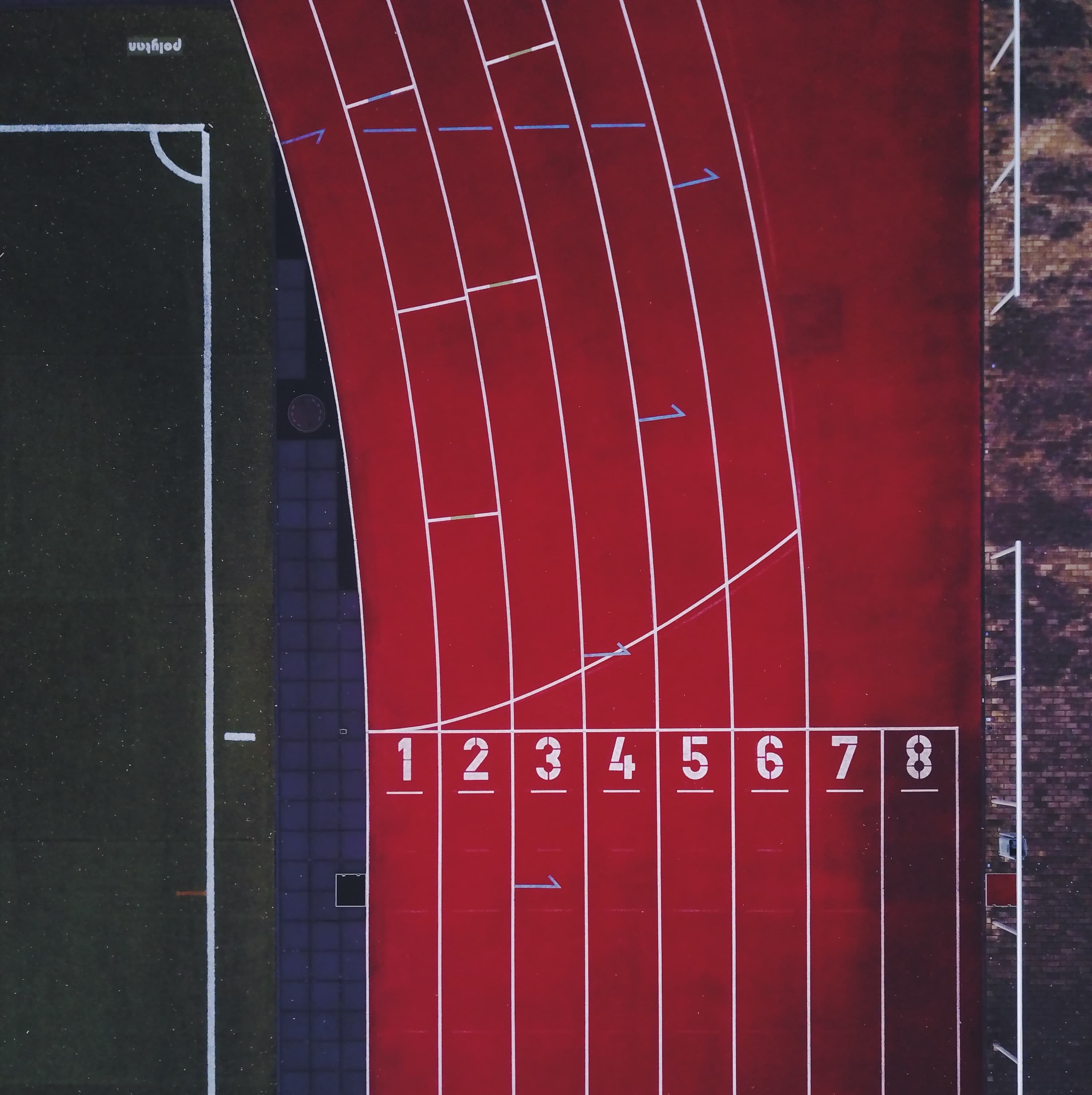 Piste d'athlétisme avec couloirs numérotés